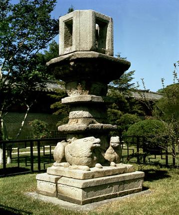 Twin-Lion Stone Lantern in Godalsa Temple Site