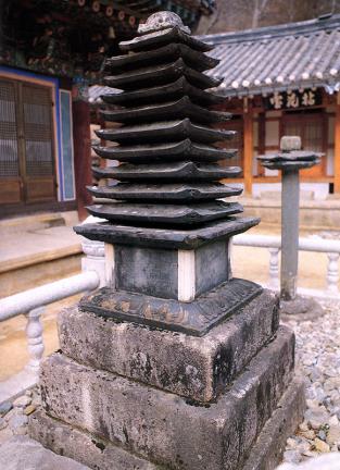 Multi-storied  stone pagoda and stone lantern of Wondangam Hermitage of Haeinsa Temple