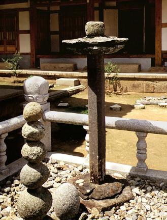 Multi-storied  stone pagoda and stone lantern of Wondangam Hermitage of Haeinsa Temple